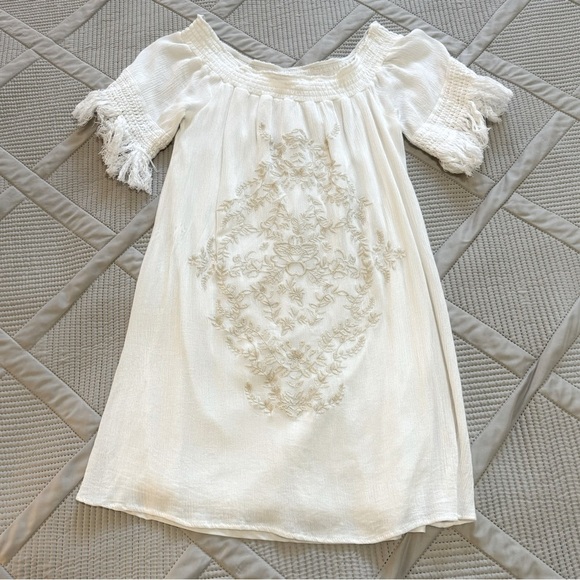 Xhilaration Dresses & Skirts - 2/$10 Exhilaration White Boho Off Shoulder Embroidered Lined Mini Dress S